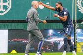 St. Juste e o médico Joost van der Hoek num jogo do Feyenoord - Foto: IMAGO