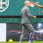 St. Juste e o médico Joost van der Hoek num jogo do Feyenoord - Foto: IMAGO
