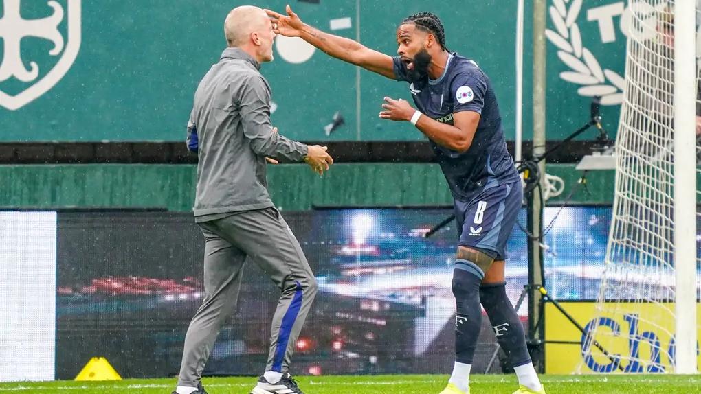 St. Juste e o médico Joost van der Hoek num jogo do Feyenoord - Foto: IMAGO