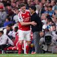 Viktor Gyokeres a abraçar Mikel Arteta no Arsenal-Fulham