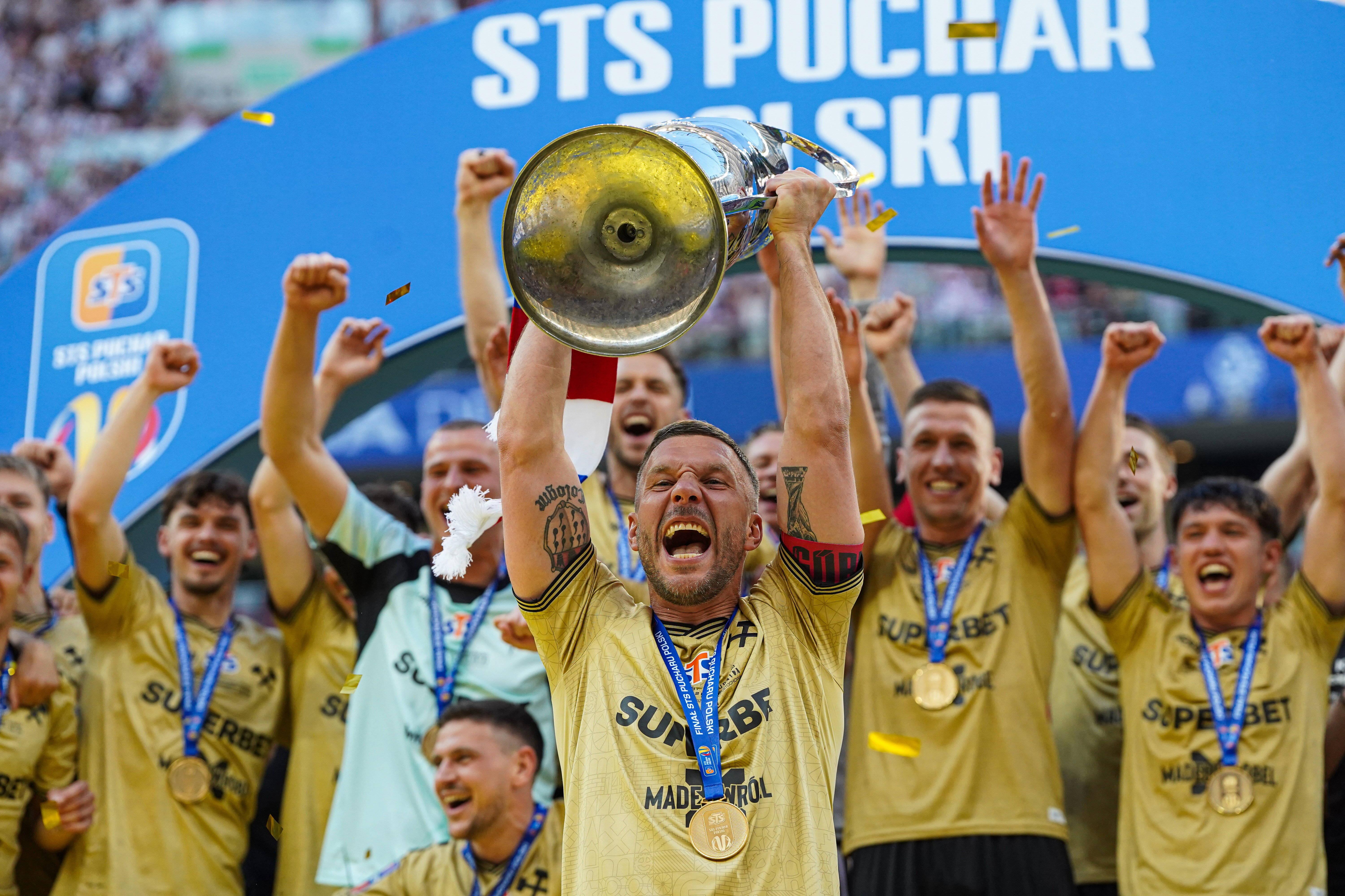 Lukas Podolski, avançado alemão de 40 anos do Górnik, na Polónia, com a Taça do país