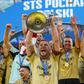 Lukas Podolski, avançado alemão de 40 anos do Górnik, na Polónia, com a Taça do país