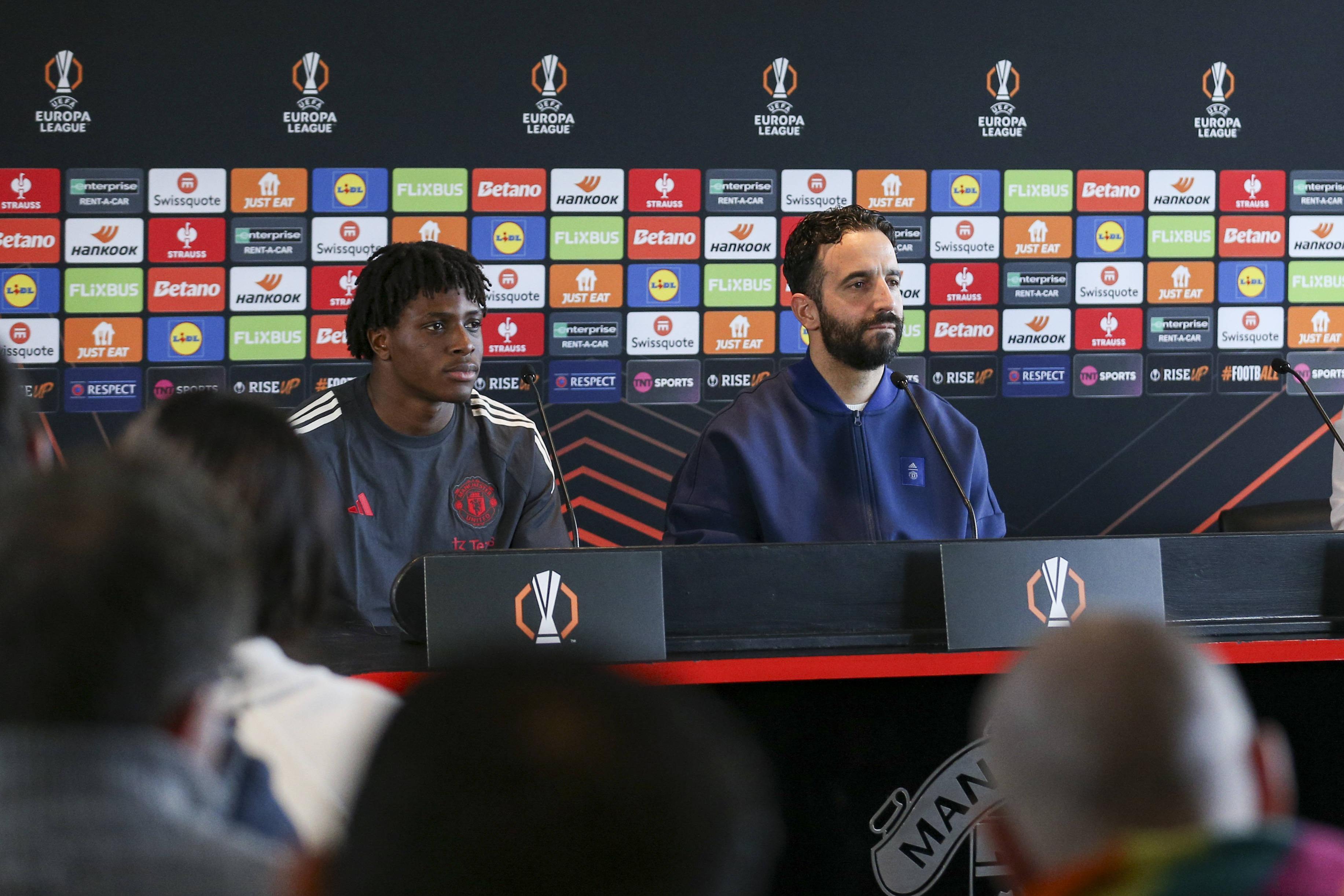 Dorgu ao lado de Ruben Amorim em conferência de imprensa do Manchester United