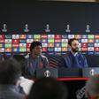 Dorgu ao lado de Ruben Amorim em conferência de imprensa do Manchester United