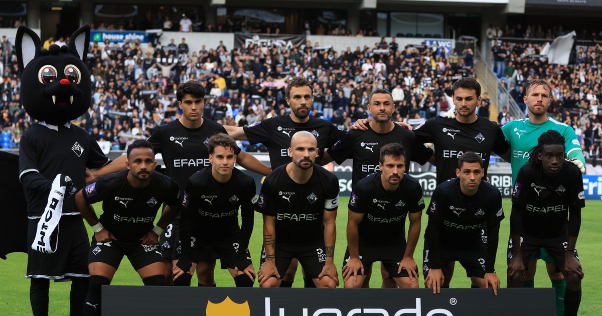 Académica vence duelo de históricos e está a um passo da Liga 2