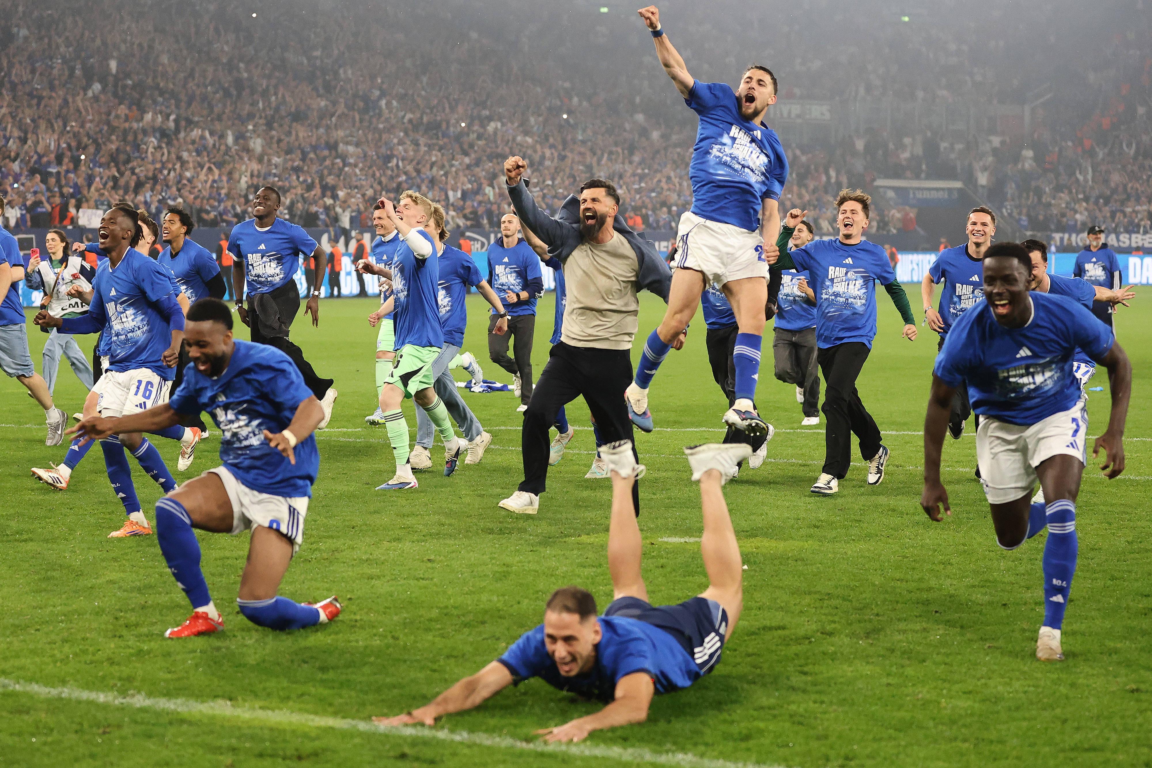 Jogadores do Schalke 04 fizeram a festa no relvado com os seus adeptos