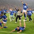 Jogadores do Schalke 04 fizeram a festa no relvado com os seus adeptos