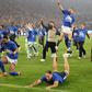 Jogadores do Schalke 04 fizeram a festa no relvado com os seus adeptos