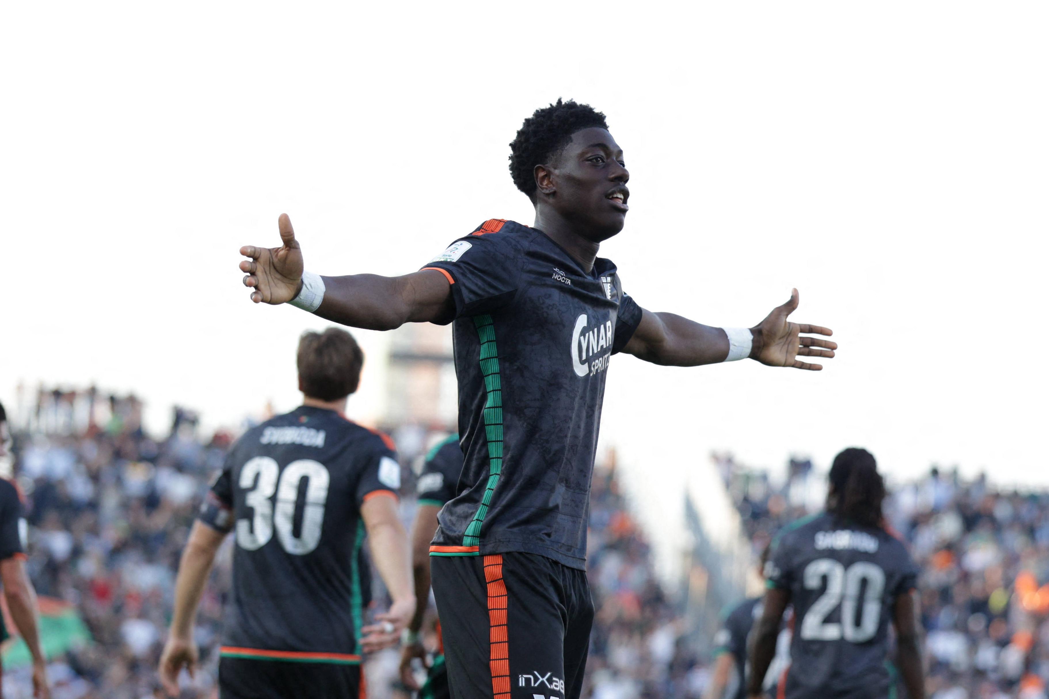 Issa Doumbia, 22 anos, 1,87 metros, 79 quilos, médio-centro do Veneza