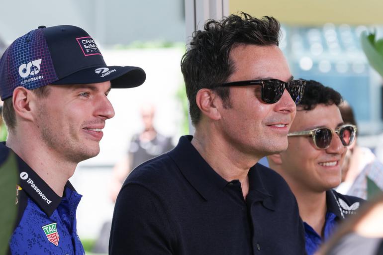 Jimmy Fallon entre Verstappen e Hadjar no GP de Miami de F1