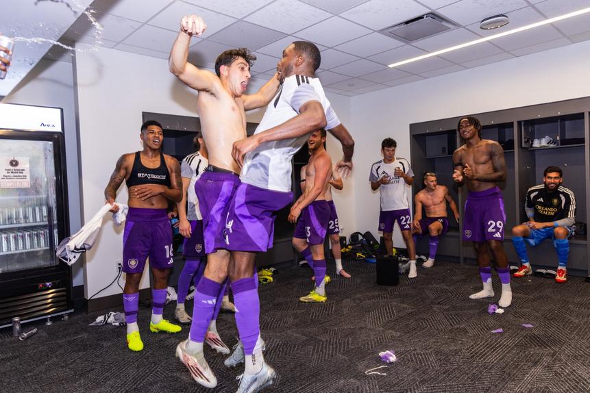 Festa no balneário do Orlando City após vitória sobre o Inter Miami