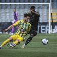 Hugo Félix tem sido o mais inconformado do Tondela neste duelo frente ao Casa Pia — Foto: Carlos Barroso/LUSA