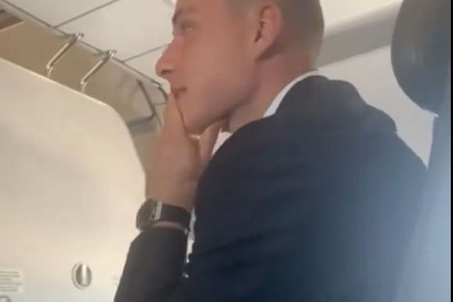 Vídeo: Lunin voou sozinho para Londres e emocionou-se no avião