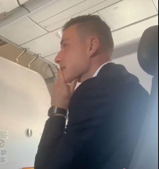 Vídeo: Lunin voou sozinho para Londres e emocionou-se no avião