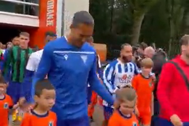 Jogadores dos Países Baixos treinam com a camisola dos primeiros clubes