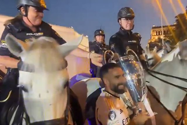 Real Madrid: Pai de Carvajal é polícia, escoltou a equipa e até posou com a Taça da Champions