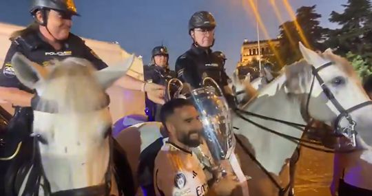 Real Madrid: Pai de Carvajal é polícia, escoltou a equipa e até posou com a Taça da Champions