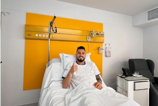 Alex Telles foi operado no Porto