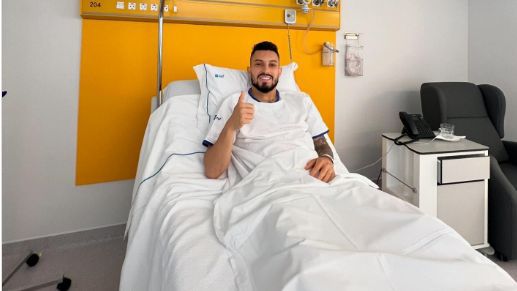 Alex Telles foi operado no Porto