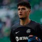 Diogo Pinto, guarda-redes de 20 anos, joga de leão ao peito desde 2017
