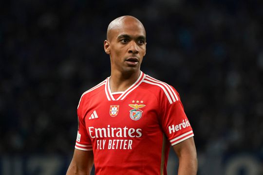 Benfica contrata mais um médio se João Mário sair