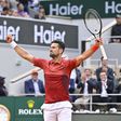Roland Garros: limitado por lesão no joelho, Djokovic consumou mais uma reviravolta monumental