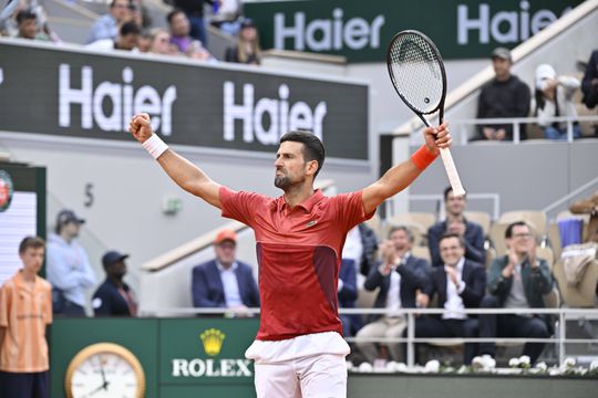 Roland Garros: limitado por lesão no joelho, Djokovic consumou mais uma reviravolta monumental