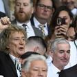 Rod Stewart cancela concerto, mas vai ao Mundial