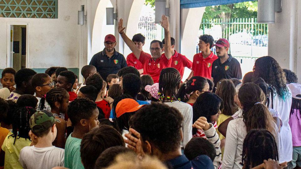 Estrela da Amadora: dirigentes e jovens da formação visitam escola