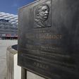 Placa evocativa do presidente Kurt Landauer à porta do Allianz Arena