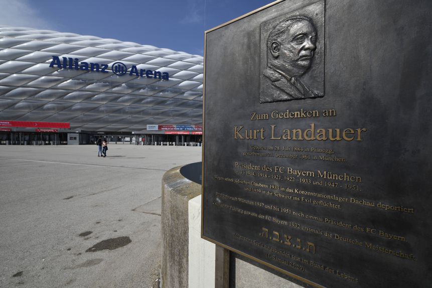 Placa evocativa do presidente Kurt Landauer à porta do Allianz Arena