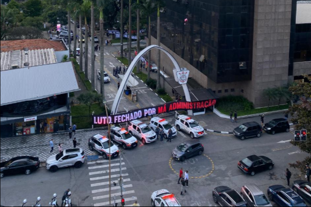 Escândalo no Brasil: claques do Corinthians invadem sede do clube (vídeo)