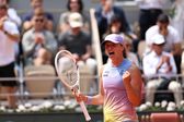 Swiatek a celebrar a vitória rumo às meias-finais de Roland Garros