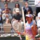 Swiatek a celebrar a vitória rumo às meias-finais de Roland Garros