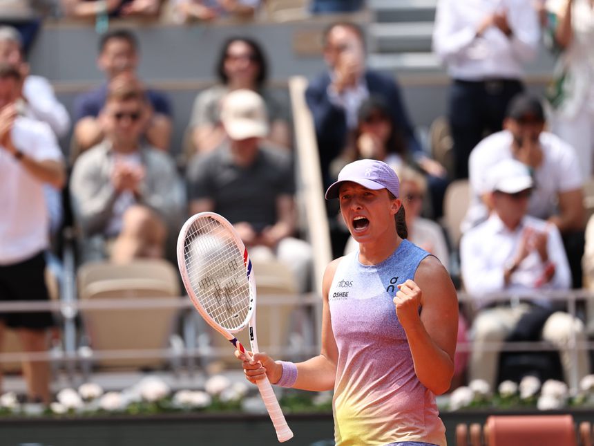 Swiatek a celebrar a vitória rumo às meias-finais de Roland Garros
