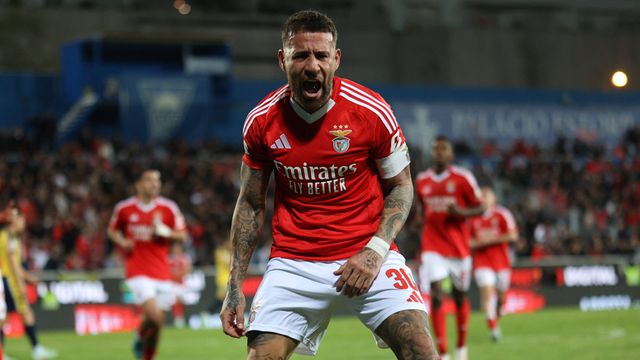 «Fico muito feliz pela renovação de Otamendi enquanto adepto de futebol»