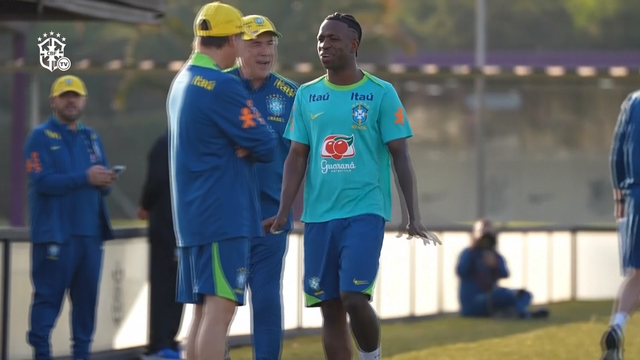 Primeiro treino de Ancelotti no Brasil com caras bem conhecidas