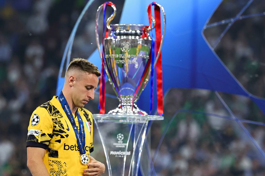 A tristeza de Frattesi após a final da Champions