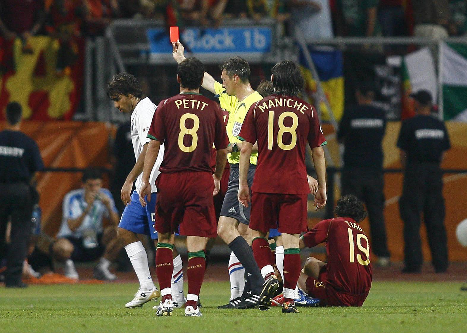 A batalha de Nuremberg - Portugal venceu os Países Baixos nos oitavos de final do Mundial 2006, por 1-0, num jogo com 20 cartões e três expulsões (Costinha, Boulahrouz e Van Bronckhorst). Maniche marcou - Foto: Imago