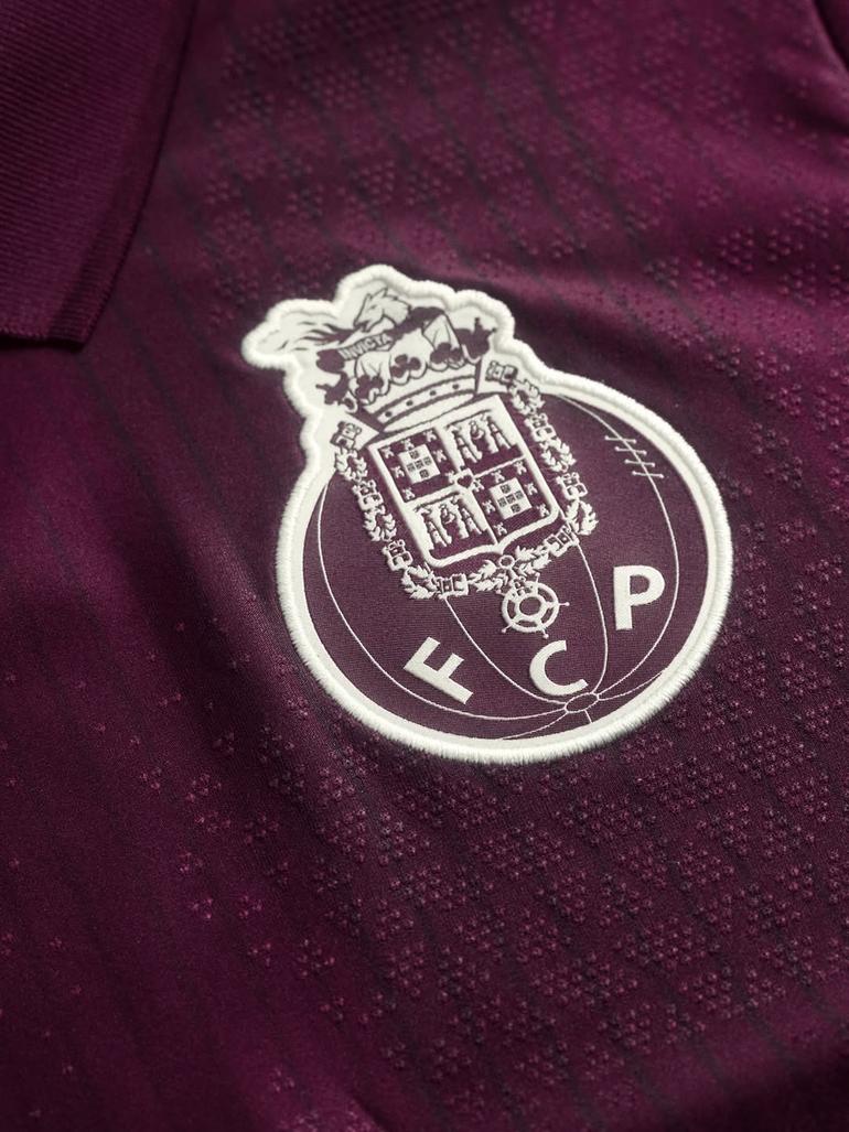 Equipamento alternativo FC Porto 2026/27 evoca Porto Ruby