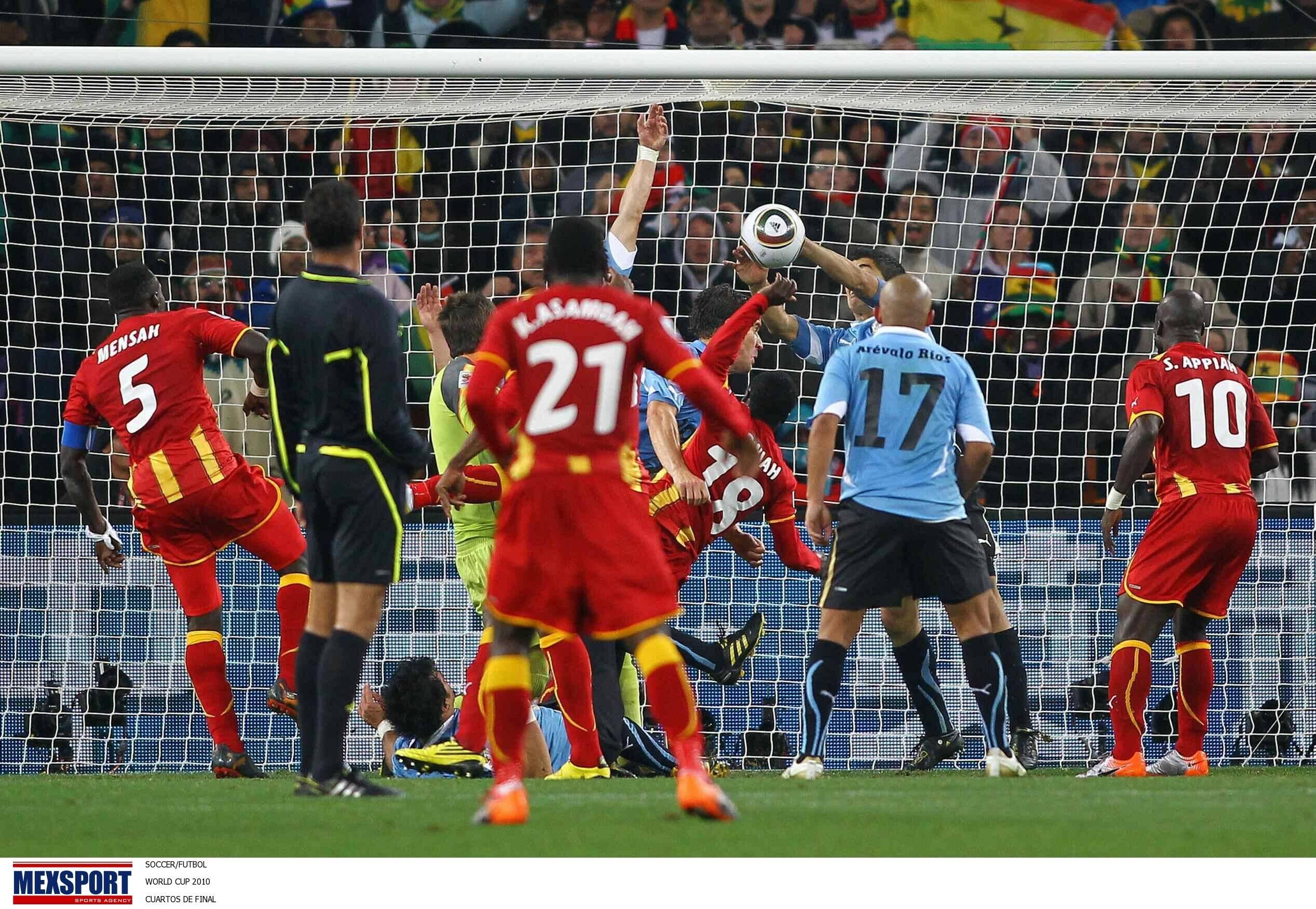 Luis Suárez impediu o golo de Gana no prolongamento com as mãos, foi expulso e o penálti foi desperdiçado por Asamoah Gyan. Nos penáltis, o Uruguai passou às meias-finais do Mundial 2010 - Foto: Imago