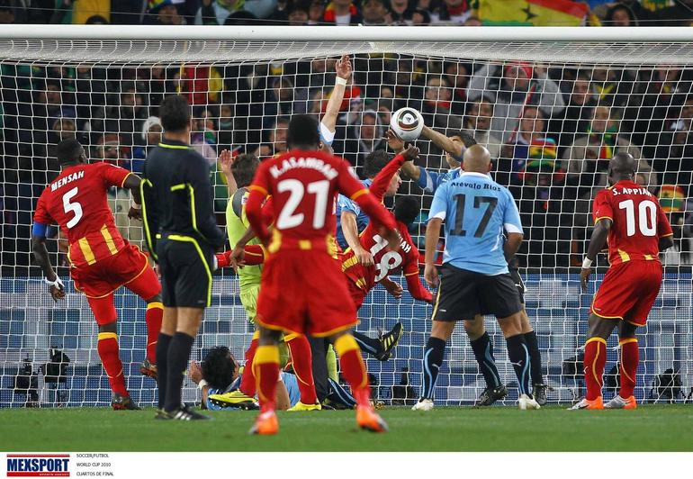 Luis Suárez impediu o golo de Gana no prolongamento com as mãos, foi expulso e o penálti foi desperdiçado por Asamoah Gyan. Nos penáltis, o Uruguai passou às meias-finais do Mundial 2010 - Foto: Imago