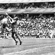 Mão de Deus de Diego Maradona nos quartos de final do Mundial 1986 diante da Inglaterra - Foto: Imago