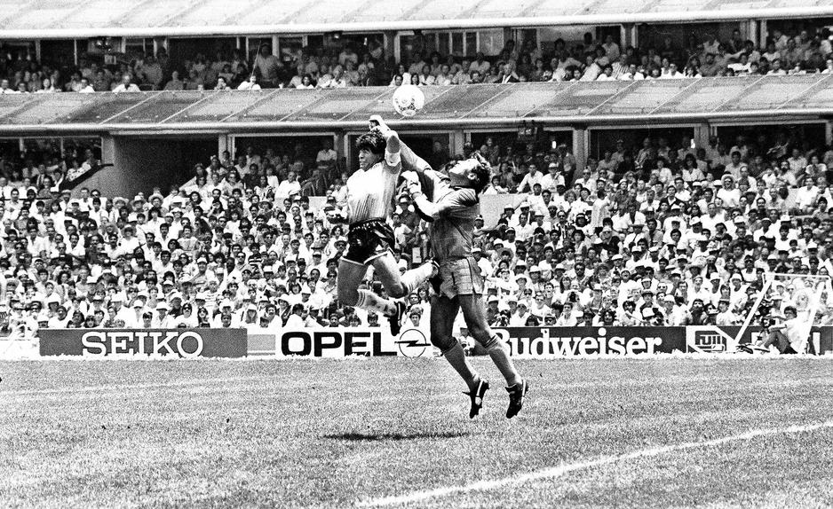 Mão de Deus de Diego Maradona nos quartos de final do Mundial 1986 diante da Inglaterra - Foto: Imago