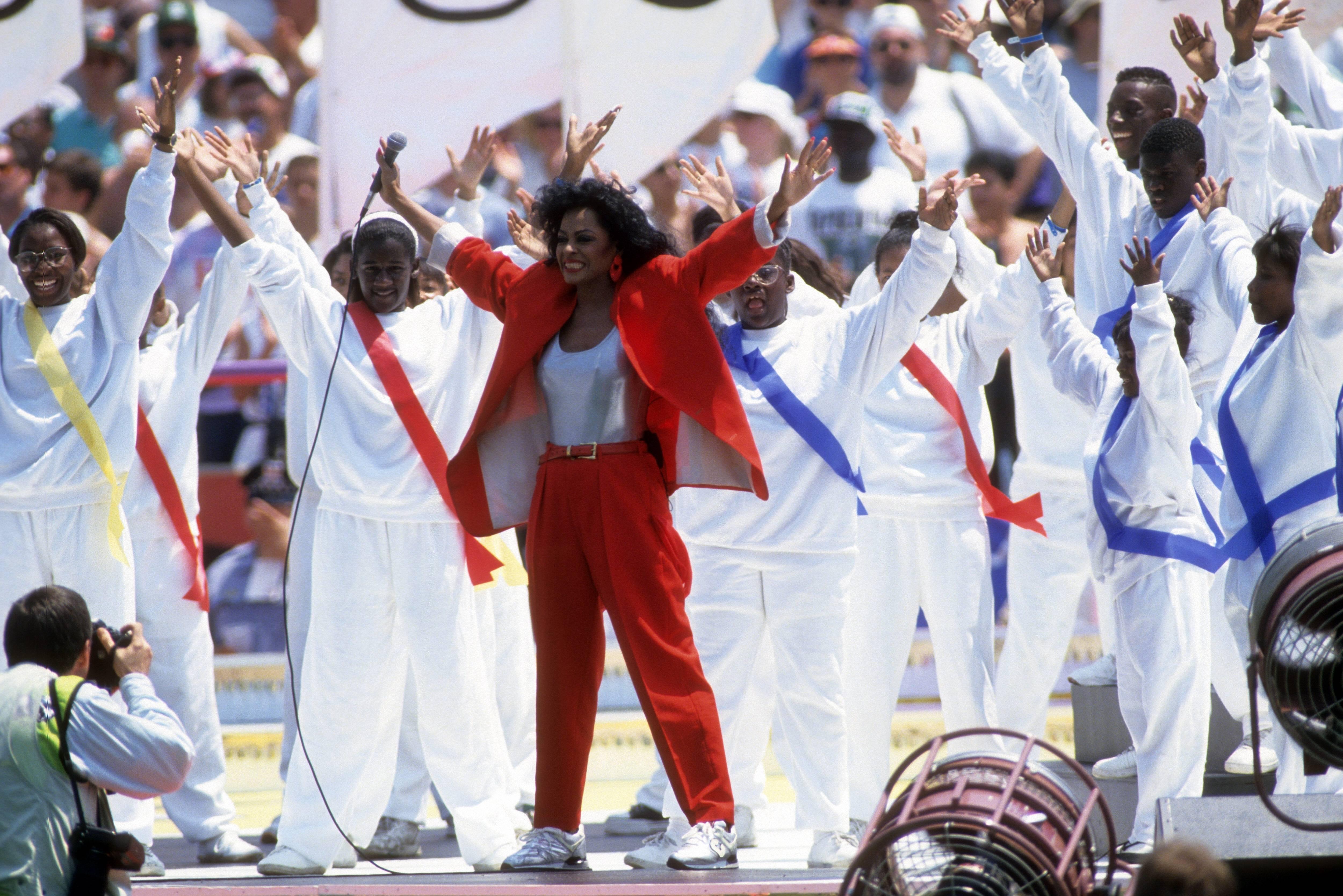Diana Ross, cantora norte-americana, falhou um penálti simbólico durante a cerimónia de abertura do Mundial 1994, em Chicago - Foto: Imago