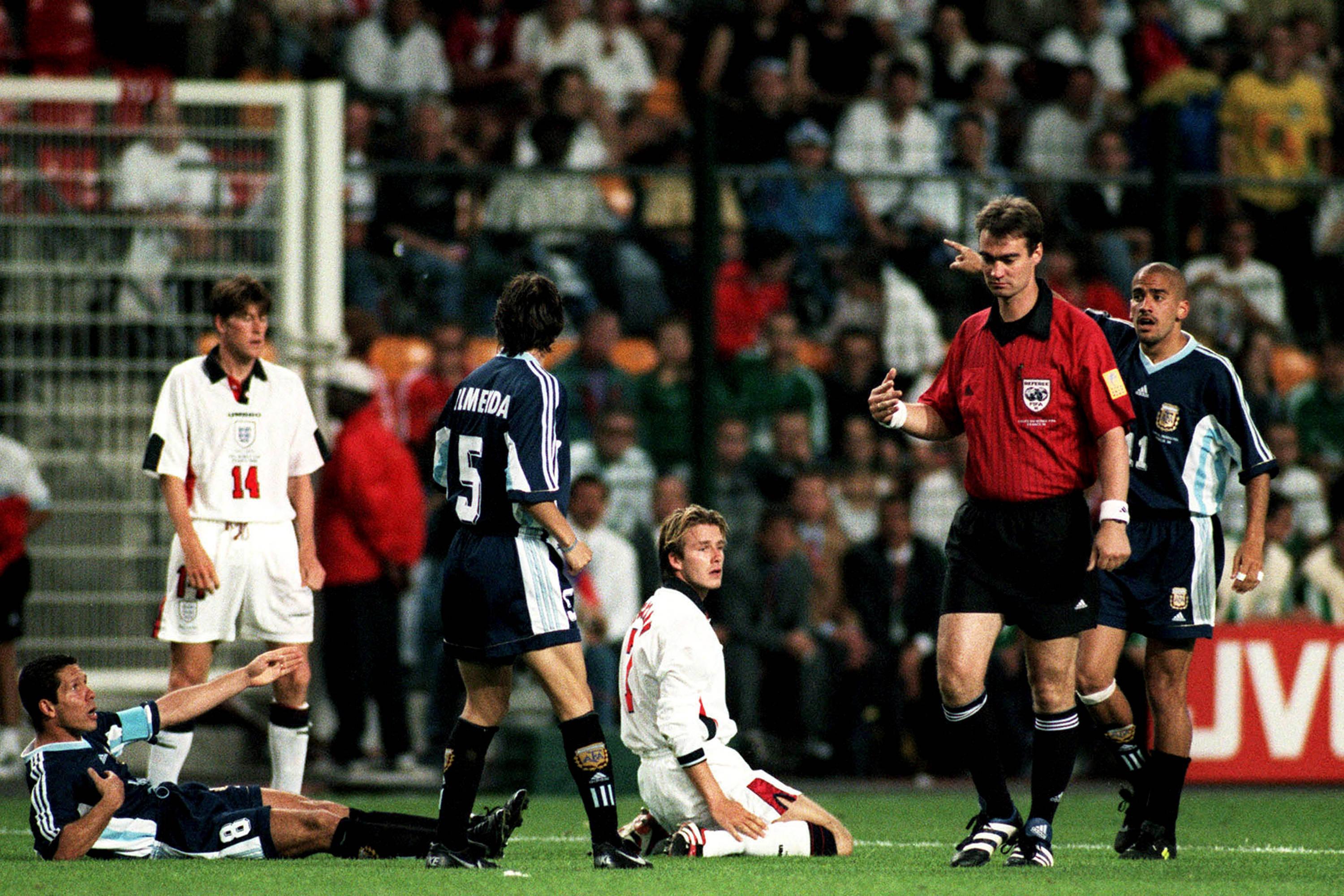 Beckham foi expulso por atirar a bota a Diego Simeone após ser derrubado em falta, resultando na eliminação de Inglaterra frente à Argentina nos oitavos de final do Mundial 1998, nos penáltis - Foto: Imago