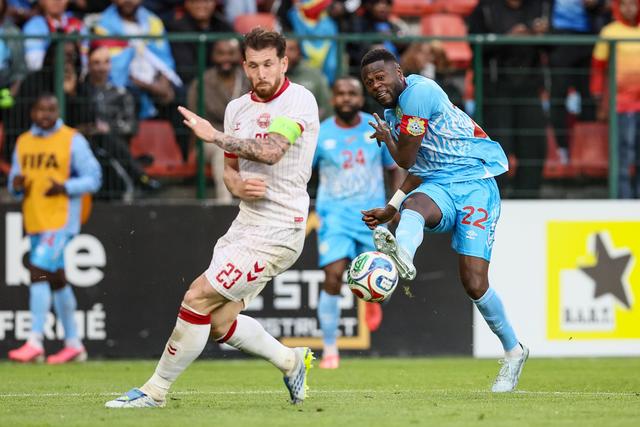 Mbemba em ação frente à Dinamarca (IMAGO)