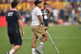João Simões no Jamor, na final da Taça de Portugal, com o pé protegido e a usar canadianas - Foto: MIGUEL NUNES