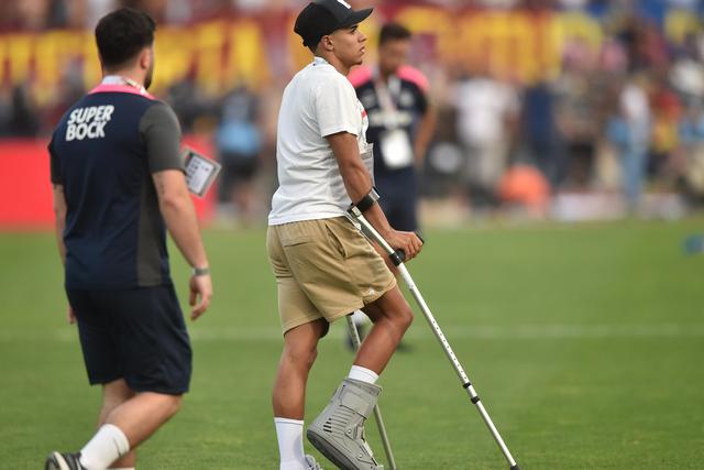 João Simões no Jamor, na final da Taça de Portugal, com o pé protegido e a usar canadianas - Foto: MIGUEL NUNES