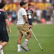 João Simões no Jamor, na final da Taça de Portugal, com o pé protegido e a usar canadianas - Foto: MIGUEL NUNES